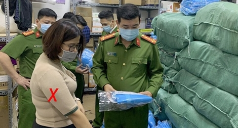 Khởi tố Phó Giám đốc và đồng phạm sản xuất hàng giả bán chống dịch